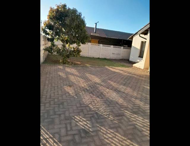 3 BEDROOM HOUSE FOR SALE IN KAGISO